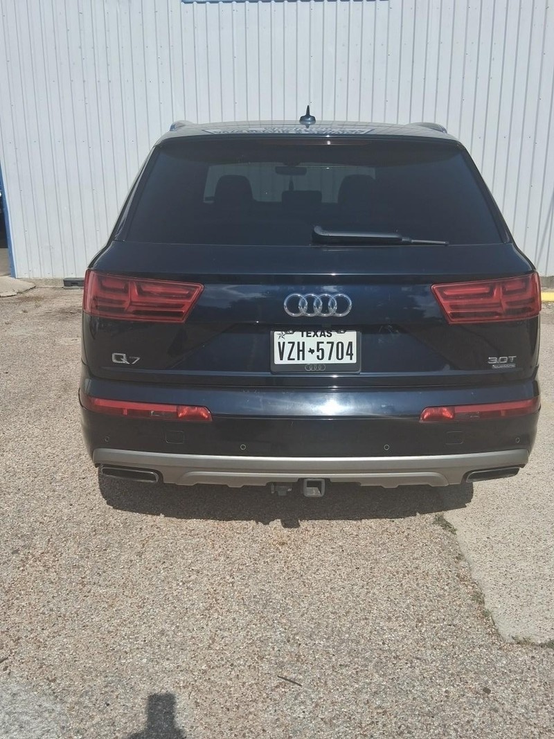 Audi Q7 Vehicle Image 02