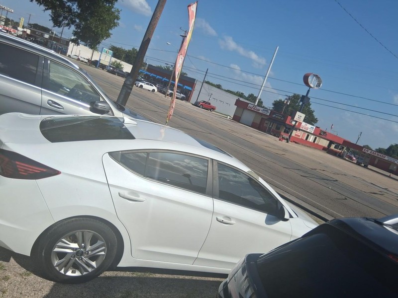 Hyundai Elantra Vehicle Image 04