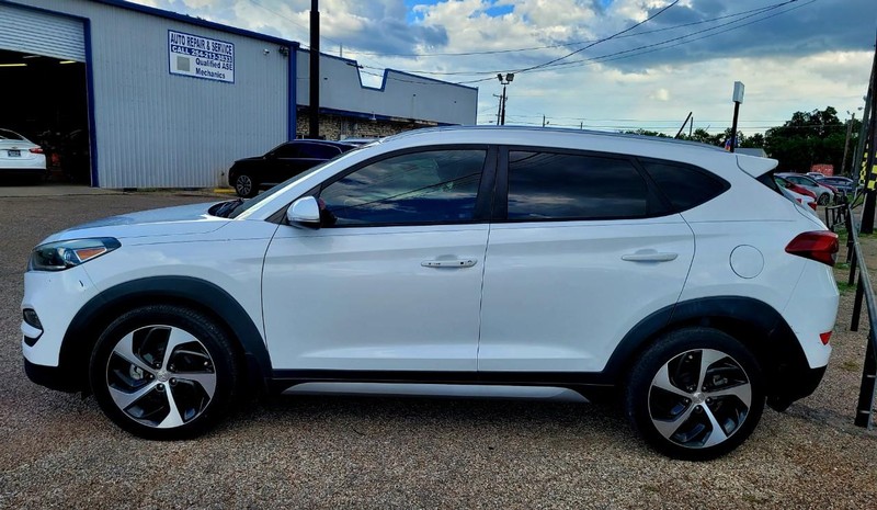 Hyundai Tucson Vehicle Image 02