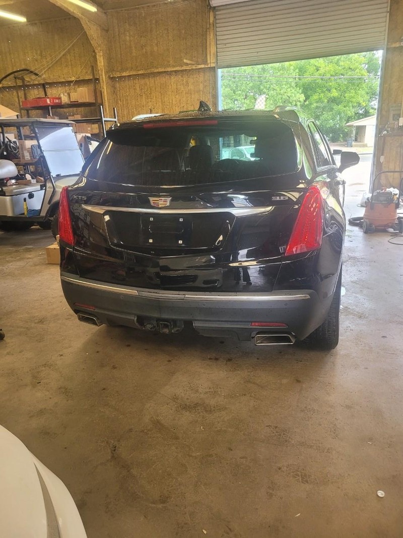 Cadillac XT5 Vehicle Image 02