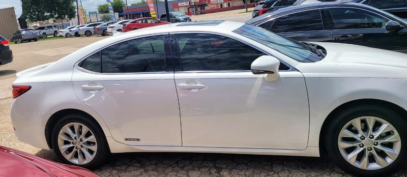Lexus ES 300h Vehicle Image 02