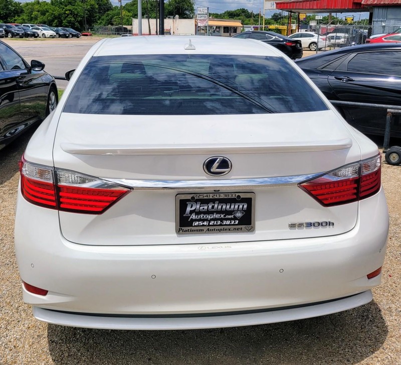 Lexus ES 300h Vehicle Image 03