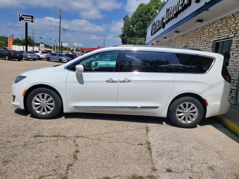 Chrysler Pacifica Vehicle Image 02