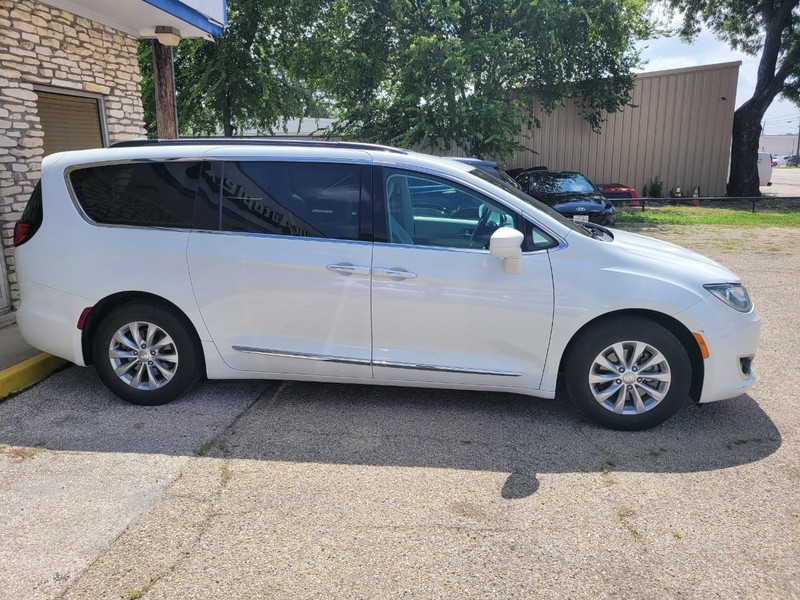 Chrysler Pacifica Vehicle Image 03