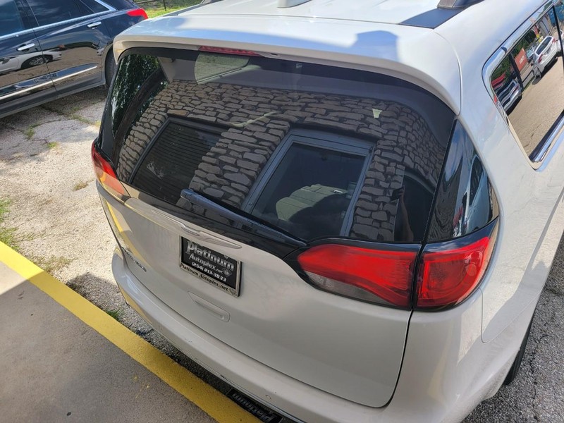 Chrysler Pacifica Vehicle Image 04