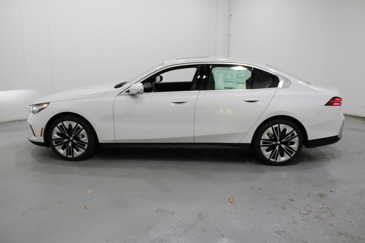 BMW 5 Series Vehicle Full-screen Gallery Image 2