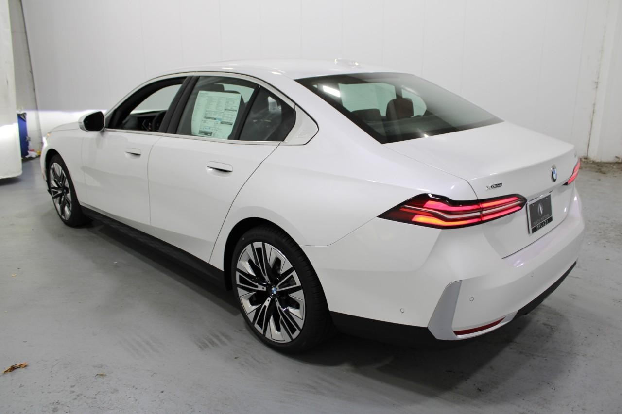 BMW 5 Series Vehicle Full-screen Gallery Image 3