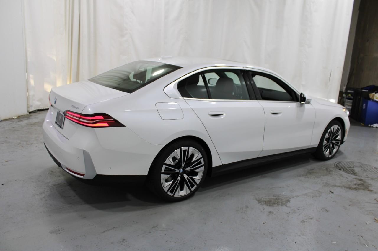 BMW 5 Series Vehicle Full-screen Gallery Image 4