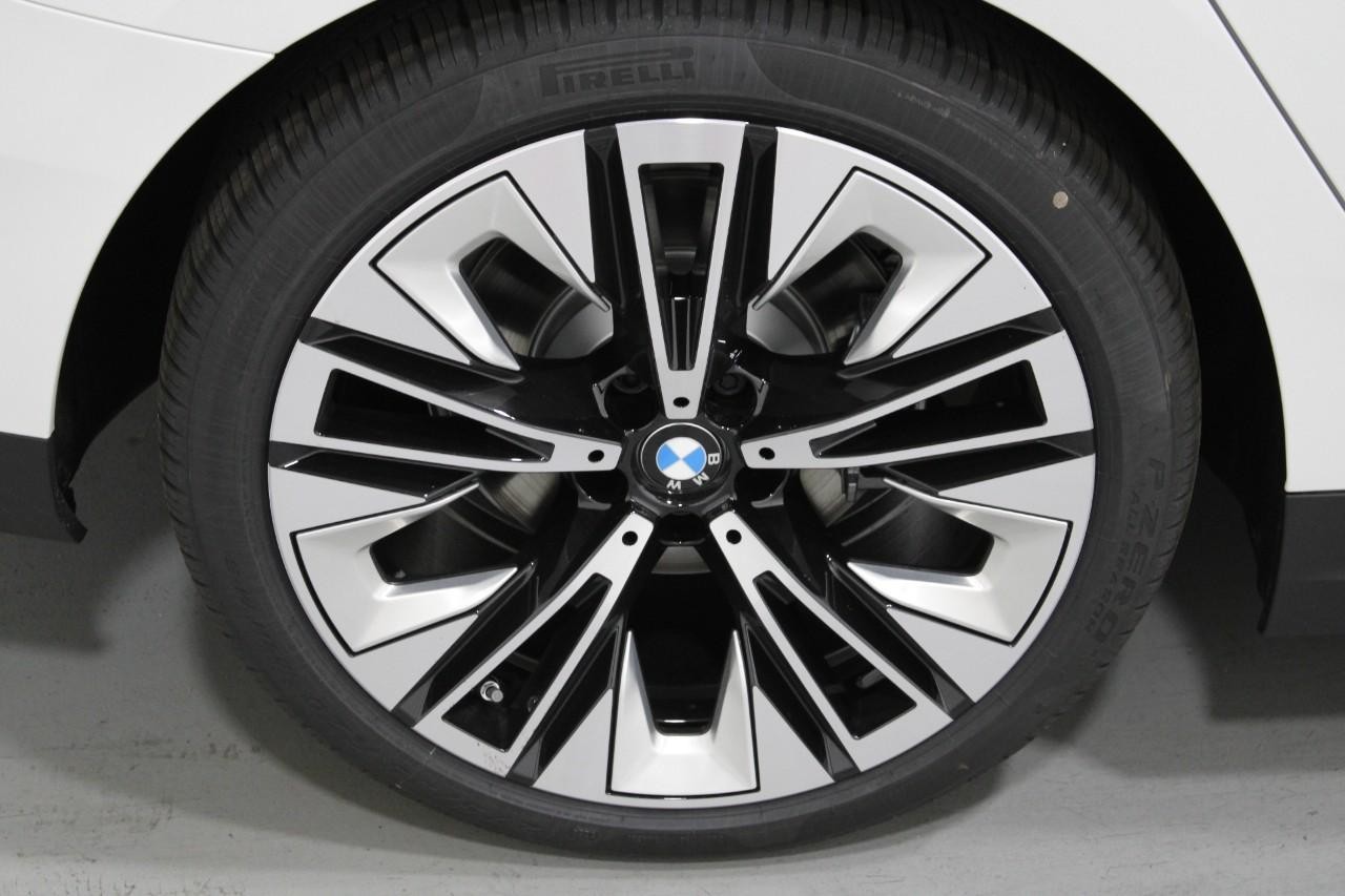 BMW 5 Series Vehicle Full-screen Gallery Image 5