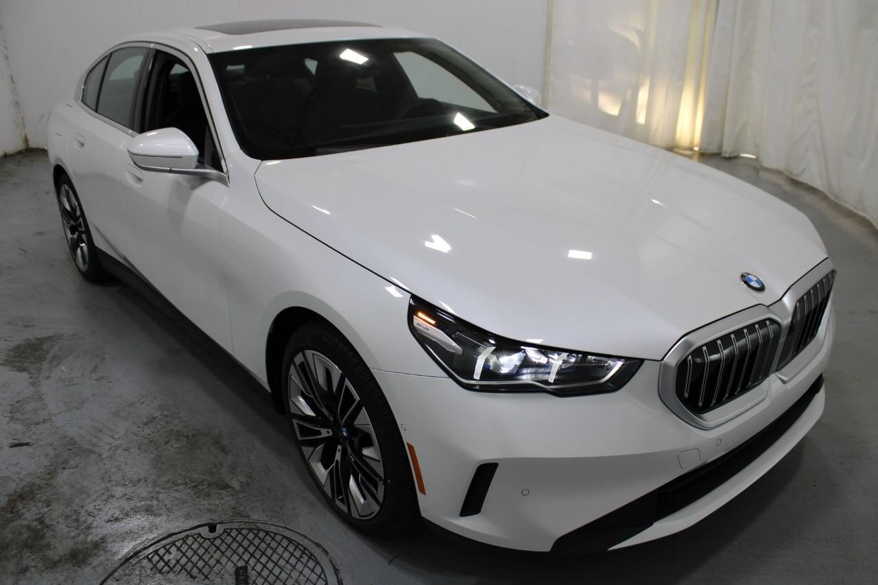 BMW 5 Series Vehicle Full-screen Gallery Image 6