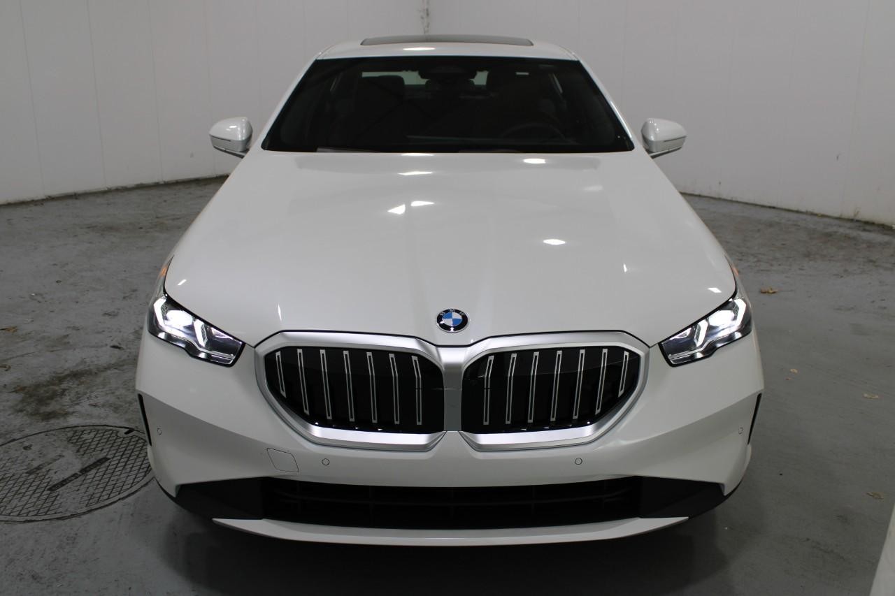BMW 5 Series Vehicle Full-screen Gallery Image 7