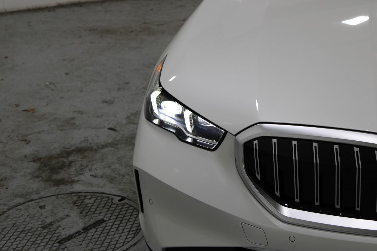 BMW 5 Series Vehicle Full-screen Gallery Image 8