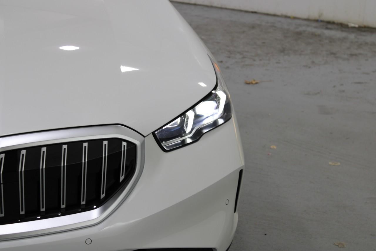 BMW 5 Series Vehicle Full-screen Gallery Image 9