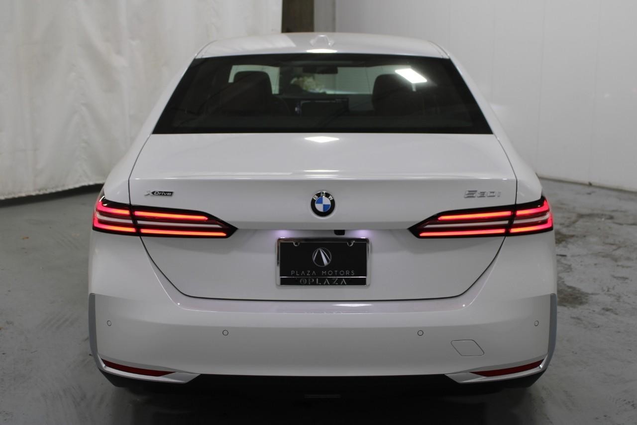 BMW 5 Series Vehicle Full-screen Gallery Image 10