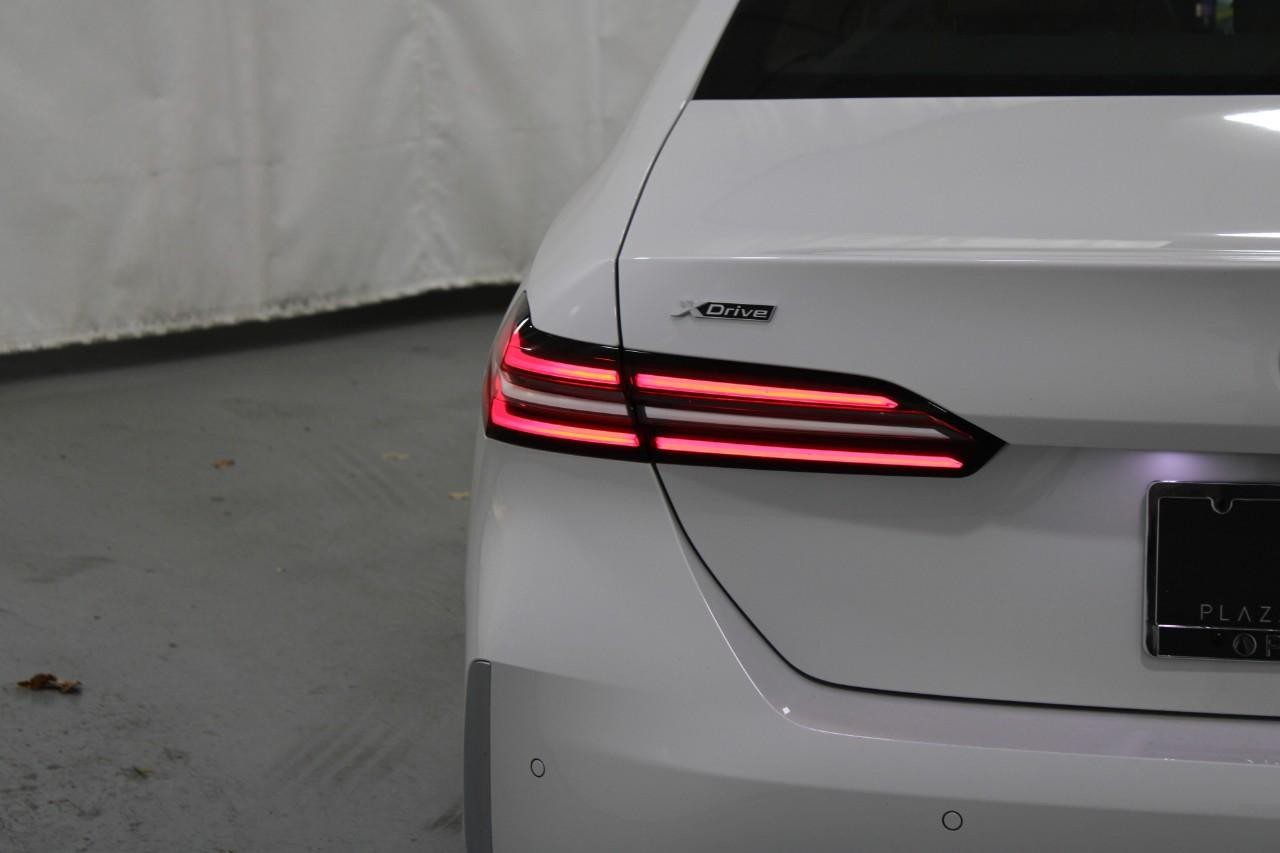 BMW 5 Series Vehicle Full-screen Gallery Image 11