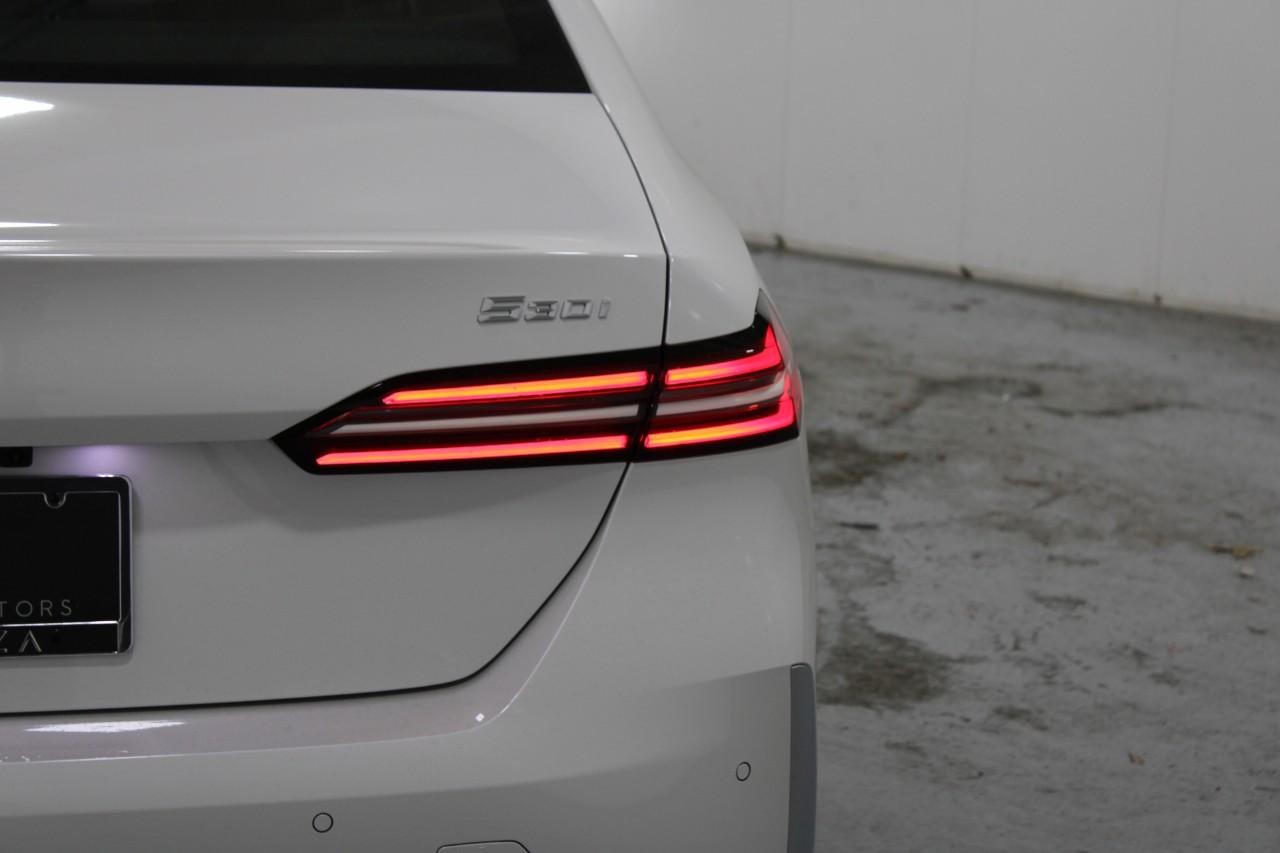 BMW 5 Series Vehicle Full-screen Gallery Image 12