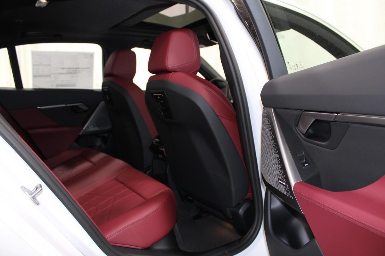 BMW 5 Series Vehicle Full-screen Gallery Image 13