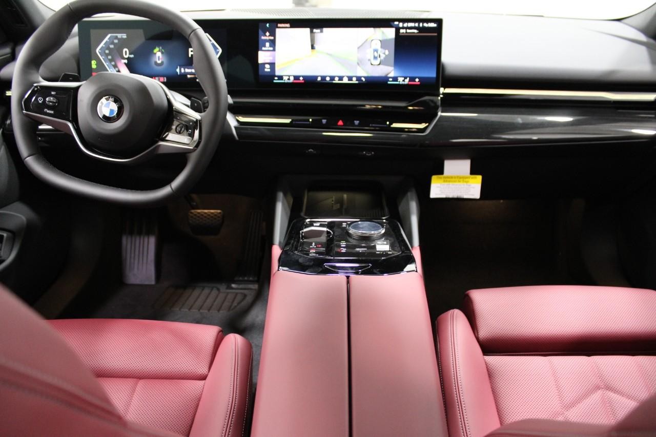 BMW 5 Series Vehicle Full-screen Gallery Image 14