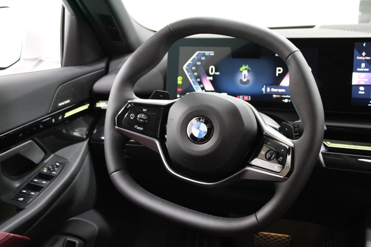 BMW 5 Series Vehicle Full-screen Gallery Image 15