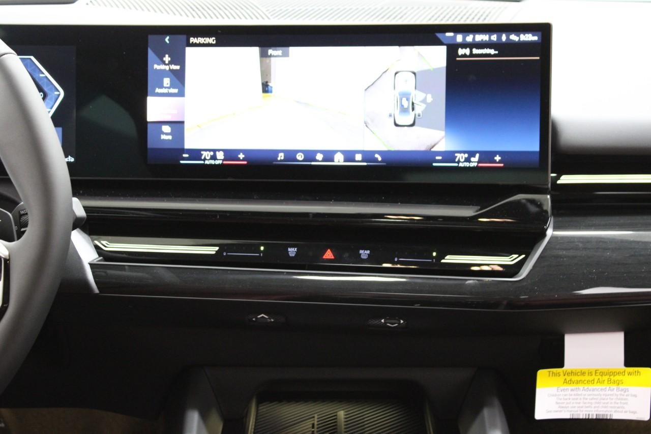 BMW 5 Series Vehicle Full-screen Gallery Image 16