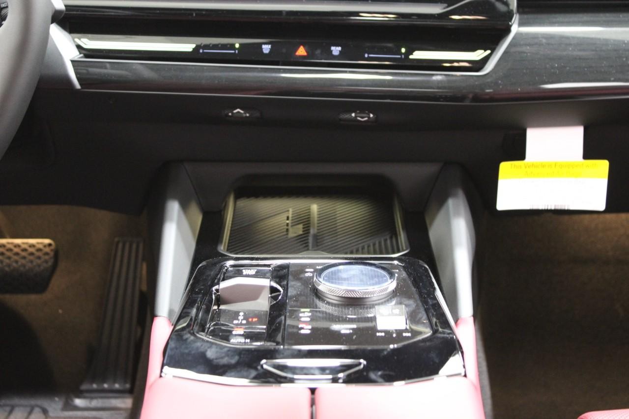 BMW 5 Series Vehicle Full-screen Gallery Image 17