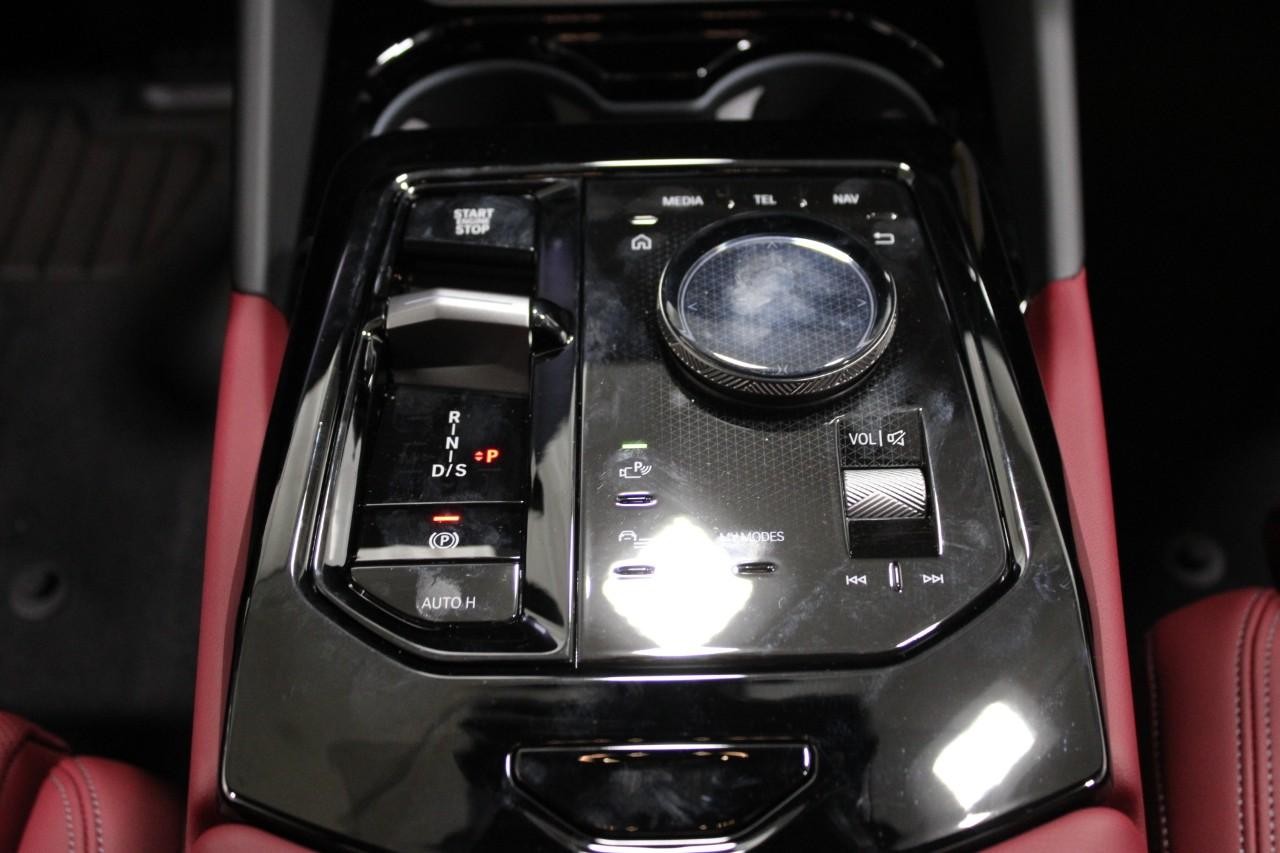 BMW 5 Series Vehicle Full-screen Gallery Image 18