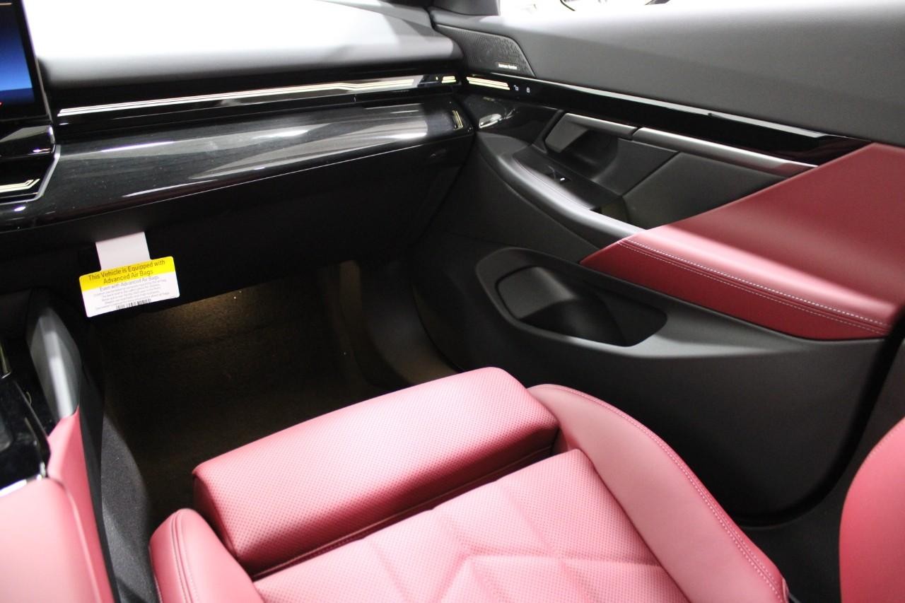 BMW 5 Series Vehicle Full-screen Gallery Image 19