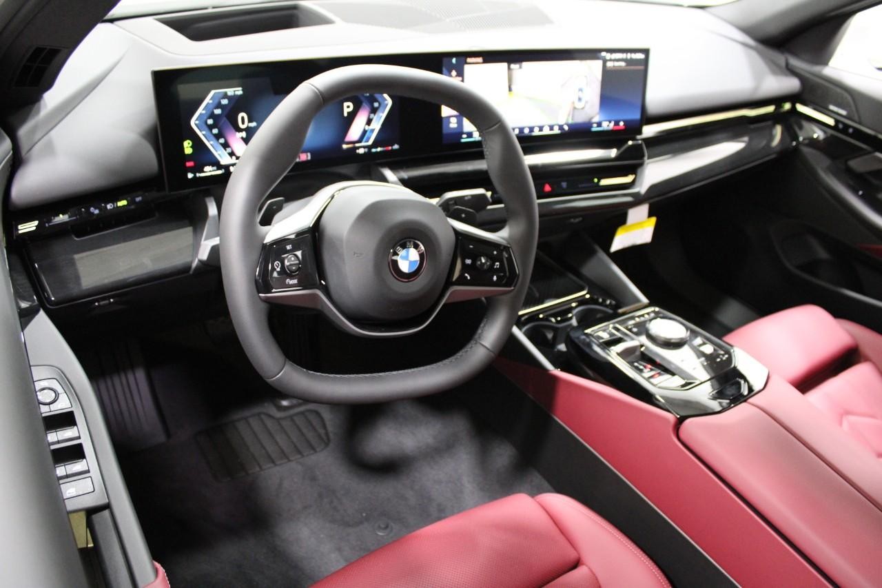BMW 5 Series Vehicle Full-screen Gallery Image 20