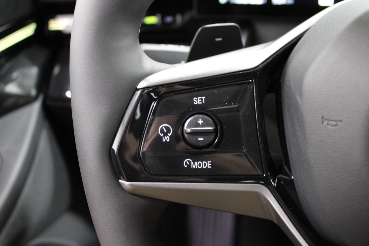 BMW 5 Series Vehicle Full-screen Gallery Image 21