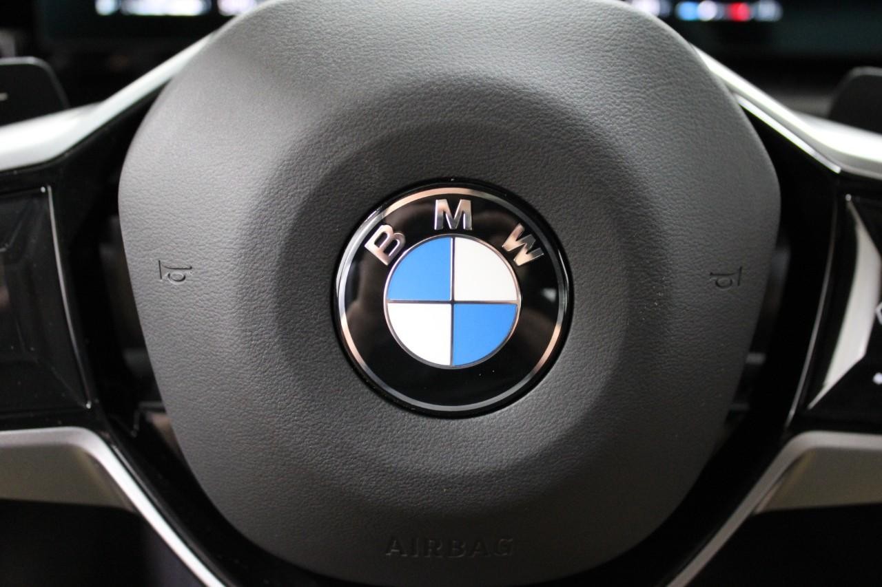 BMW 5 Series Vehicle Full-screen Gallery Image 22