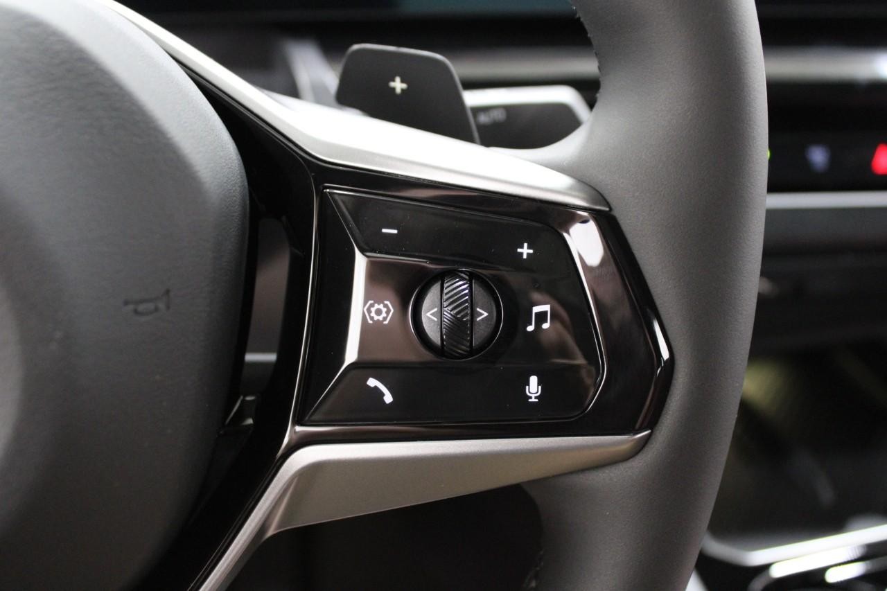 BMW 5 Series Vehicle Full-screen Gallery Image 23