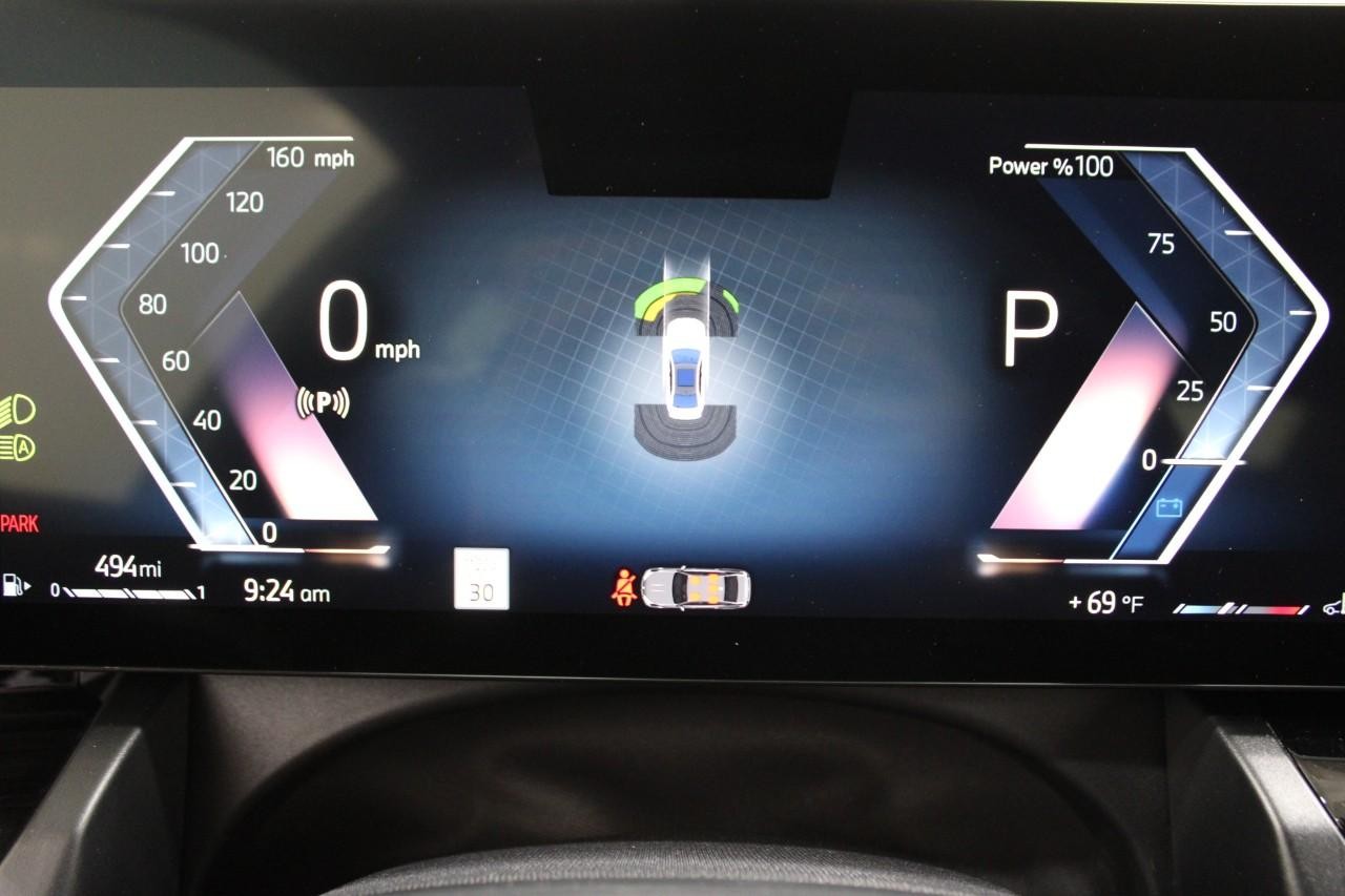 BMW 5 Series Vehicle Full-screen Gallery Image 24