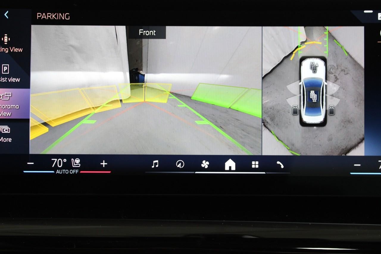 BMW 5 Series Vehicle Full-screen Gallery Image 25