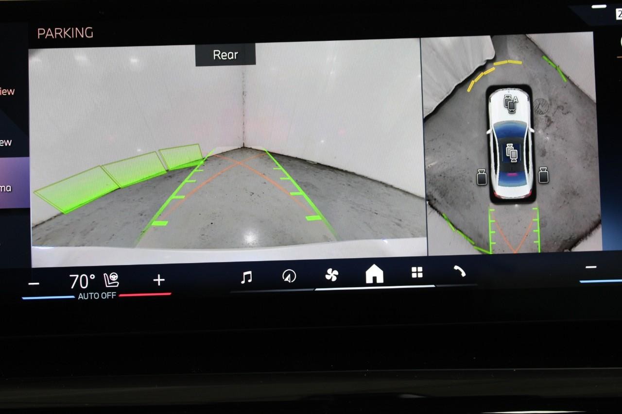 BMW 5 Series Vehicle Full-screen Gallery Image 26