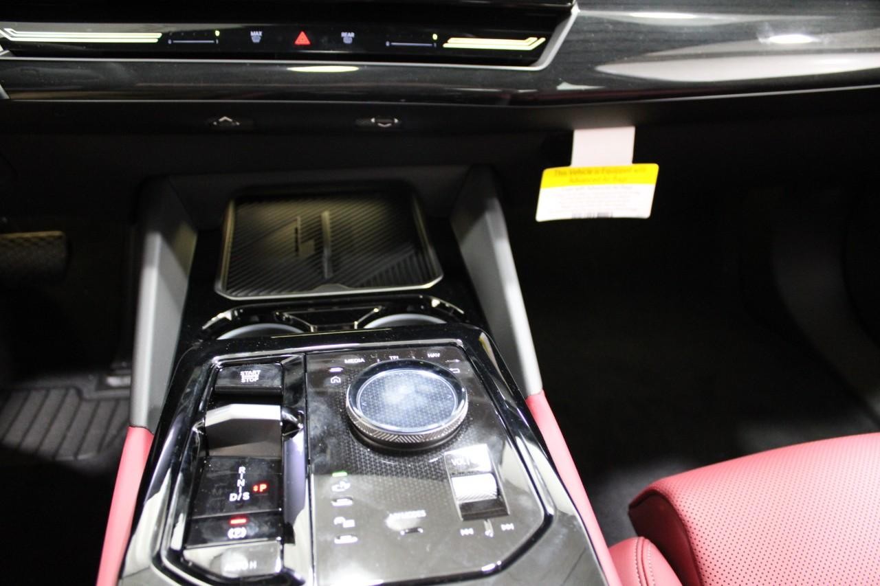 BMW 5 Series Vehicle Full-screen Gallery Image 28