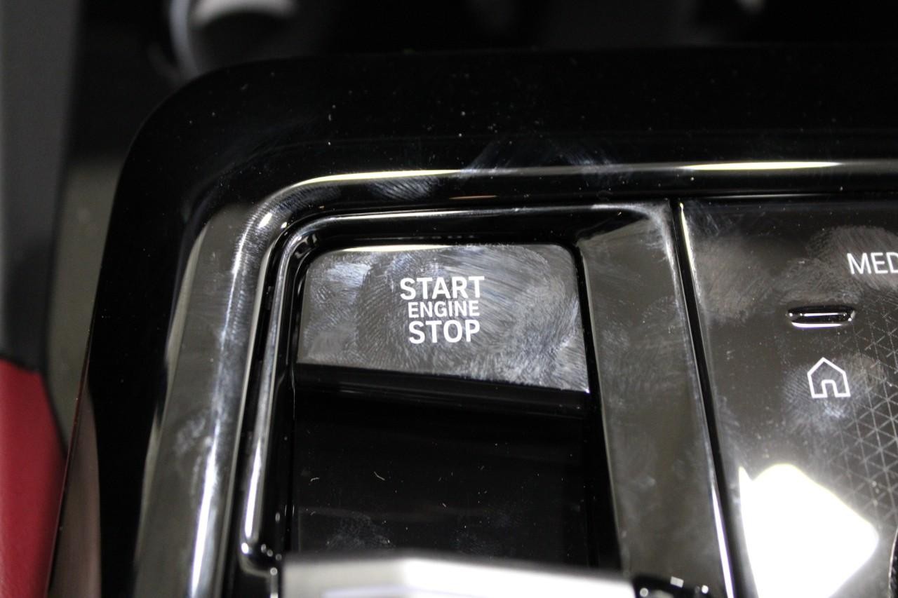 BMW 5 Series Vehicle Full-screen Gallery Image 29