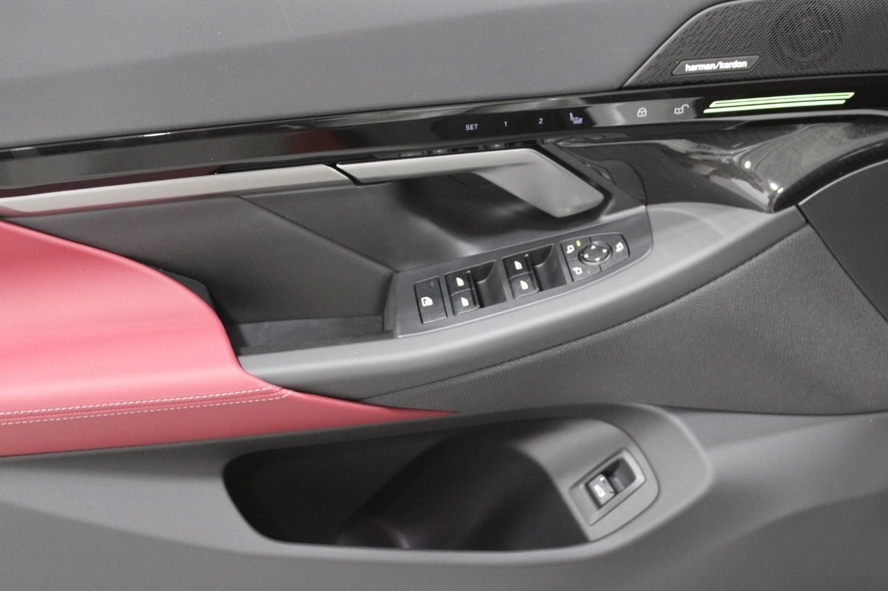 BMW 5 Series Vehicle Full-screen Gallery Image 30