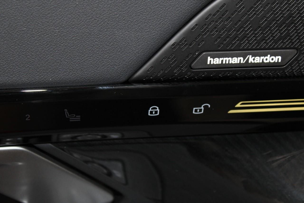 BMW 5 Series Vehicle Full-screen Gallery Image 31