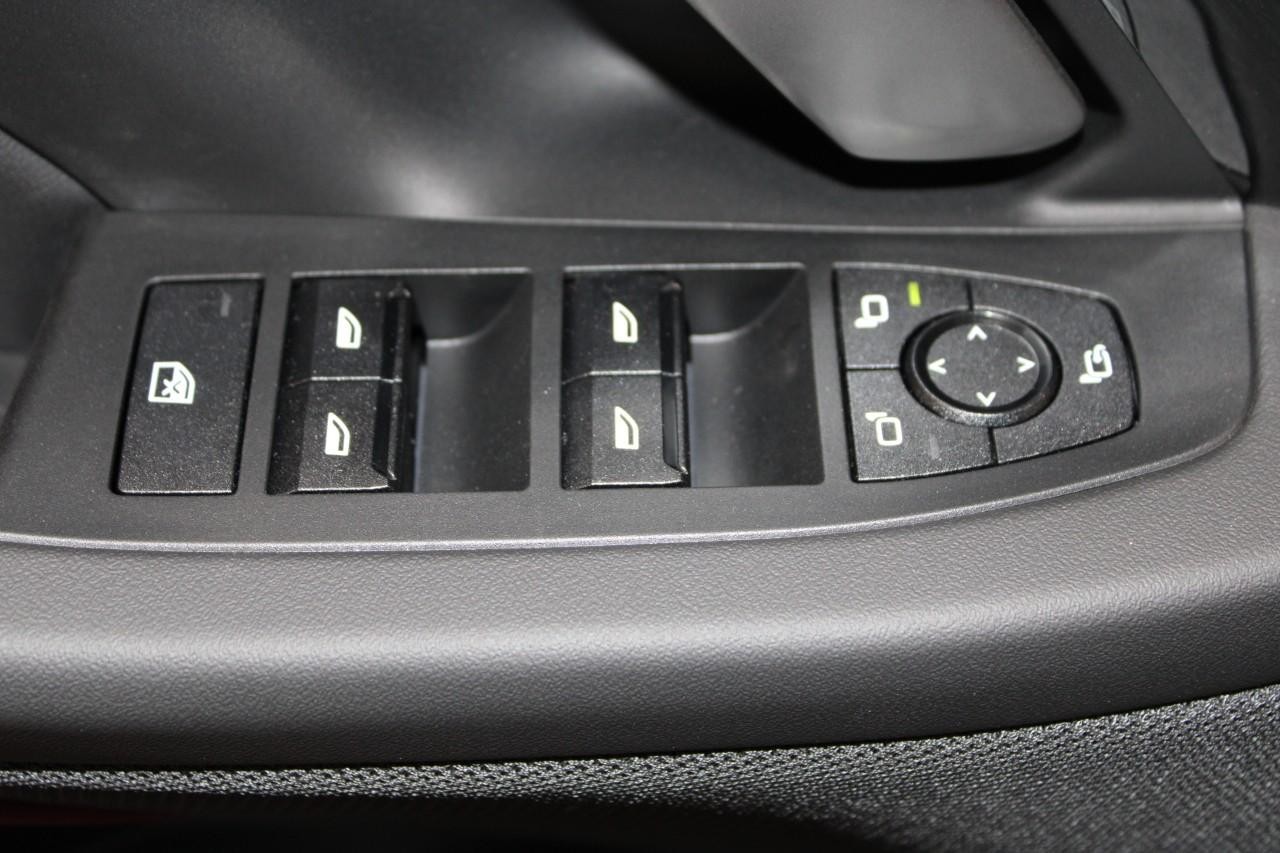 BMW 5 Series Vehicle Full-screen Gallery Image 32