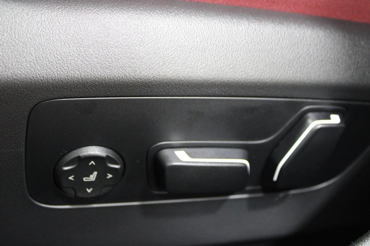 BMW 5 Series Vehicle Full-screen Gallery Image 33