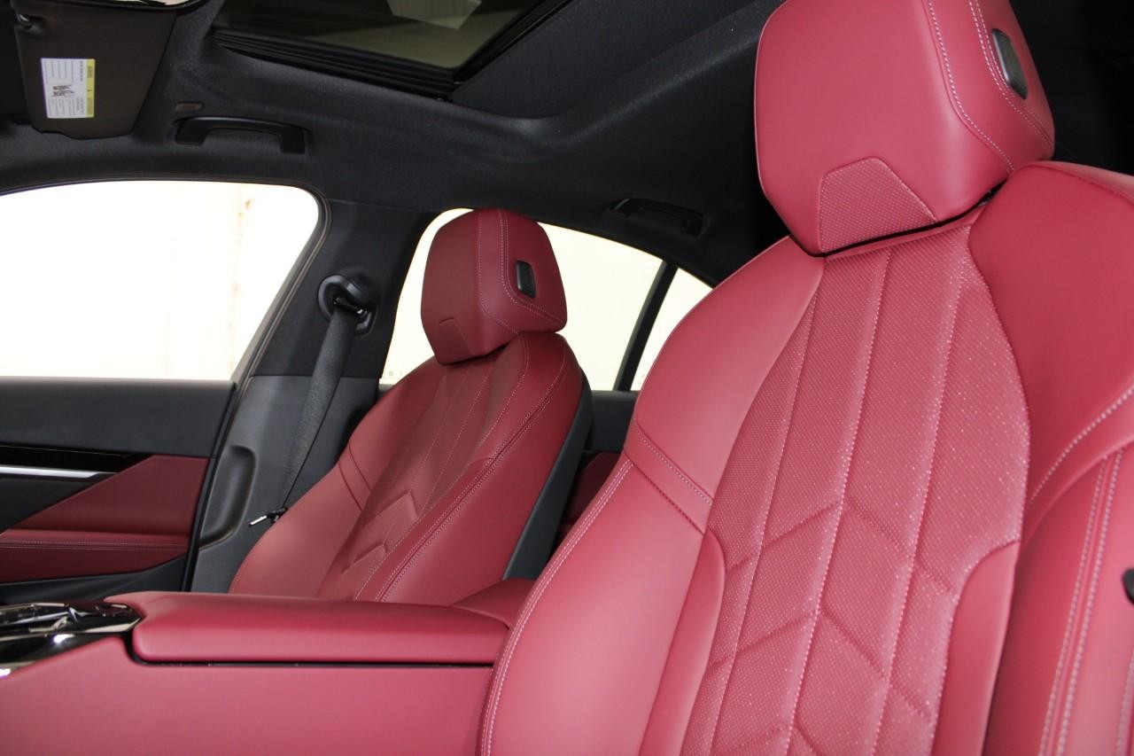 BMW 5 Series Vehicle Full-screen Gallery Image 34