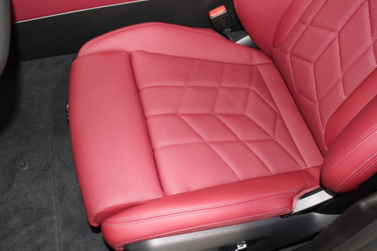 BMW 5 Series Vehicle Full-screen Gallery Image 35