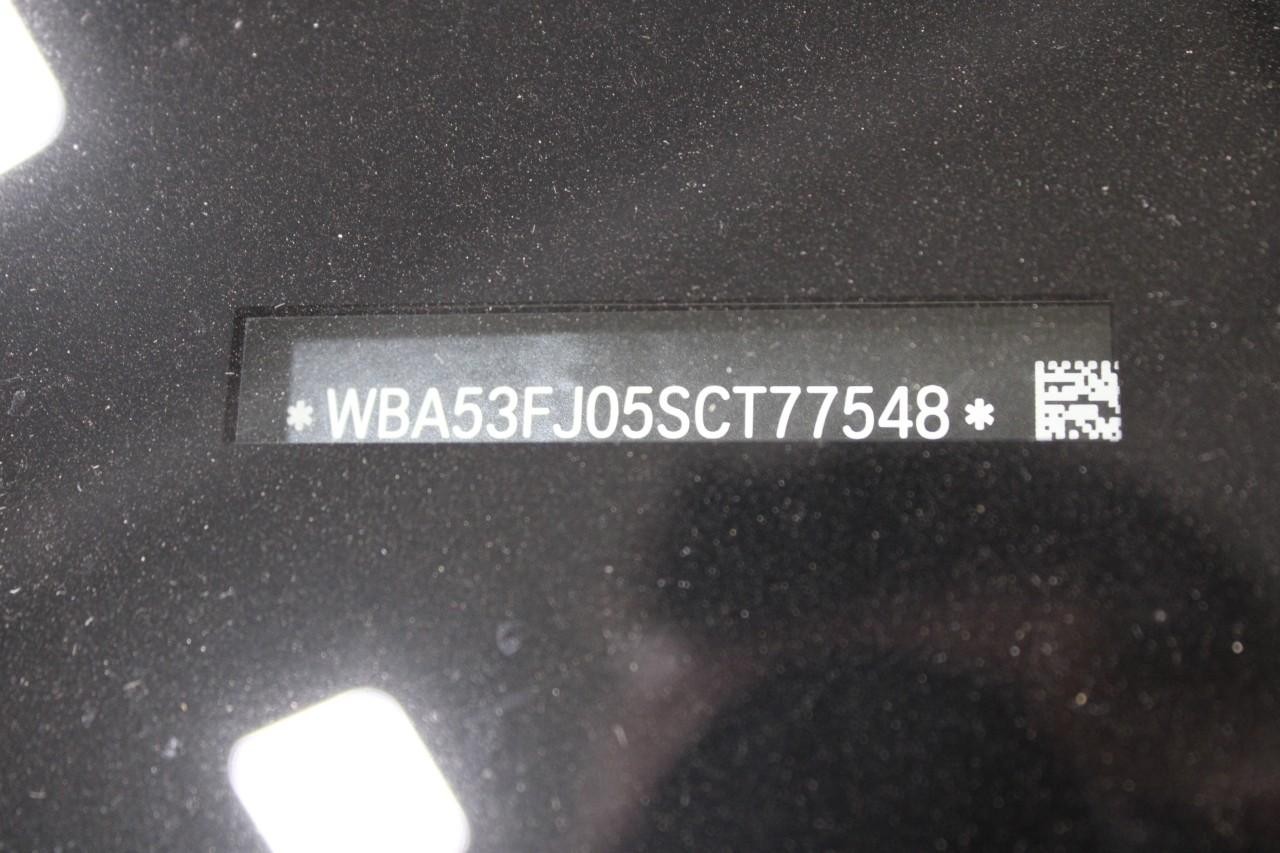 BMW 5 Series Vehicle Full-screen Gallery Image 36