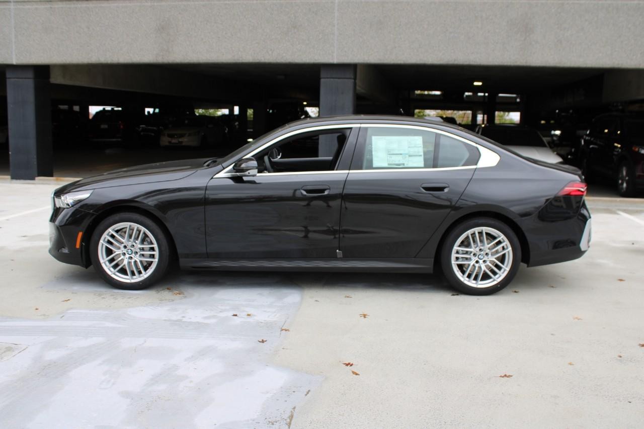 BMW 5 Series Vehicle Full-screen Gallery Image 2