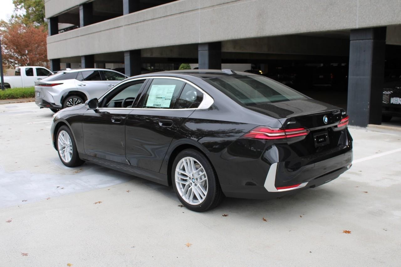 BMW 5 Series Vehicle Full-screen Gallery Image 3