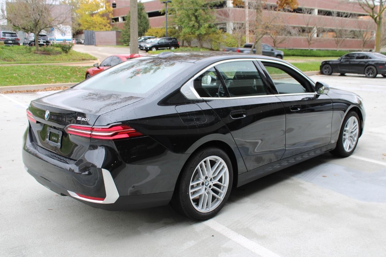 BMW 5 Series Vehicle Full-screen Gallery Image 4