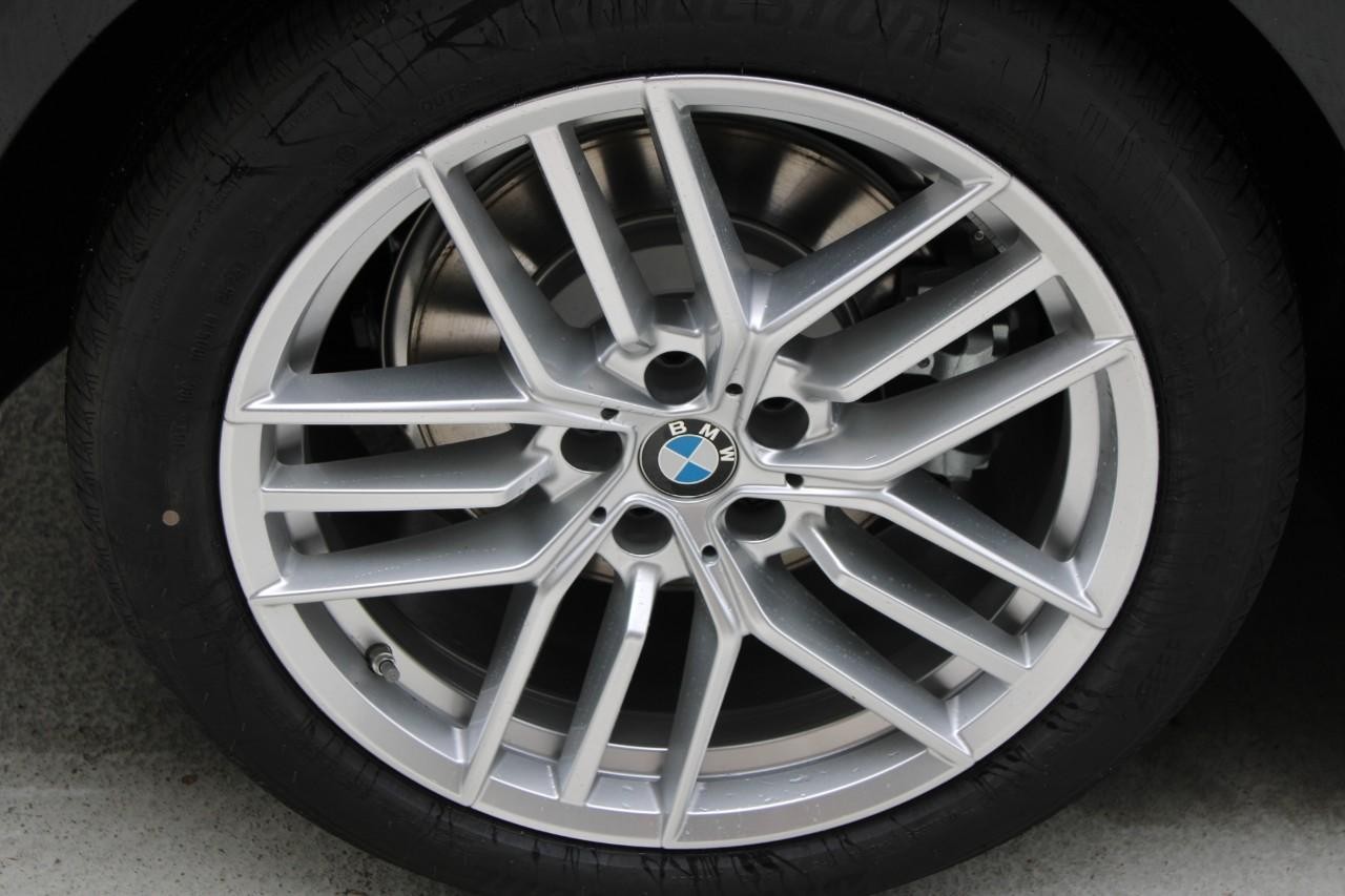 BMW 5 Series Vehicle Full-screen Gallery Image 5