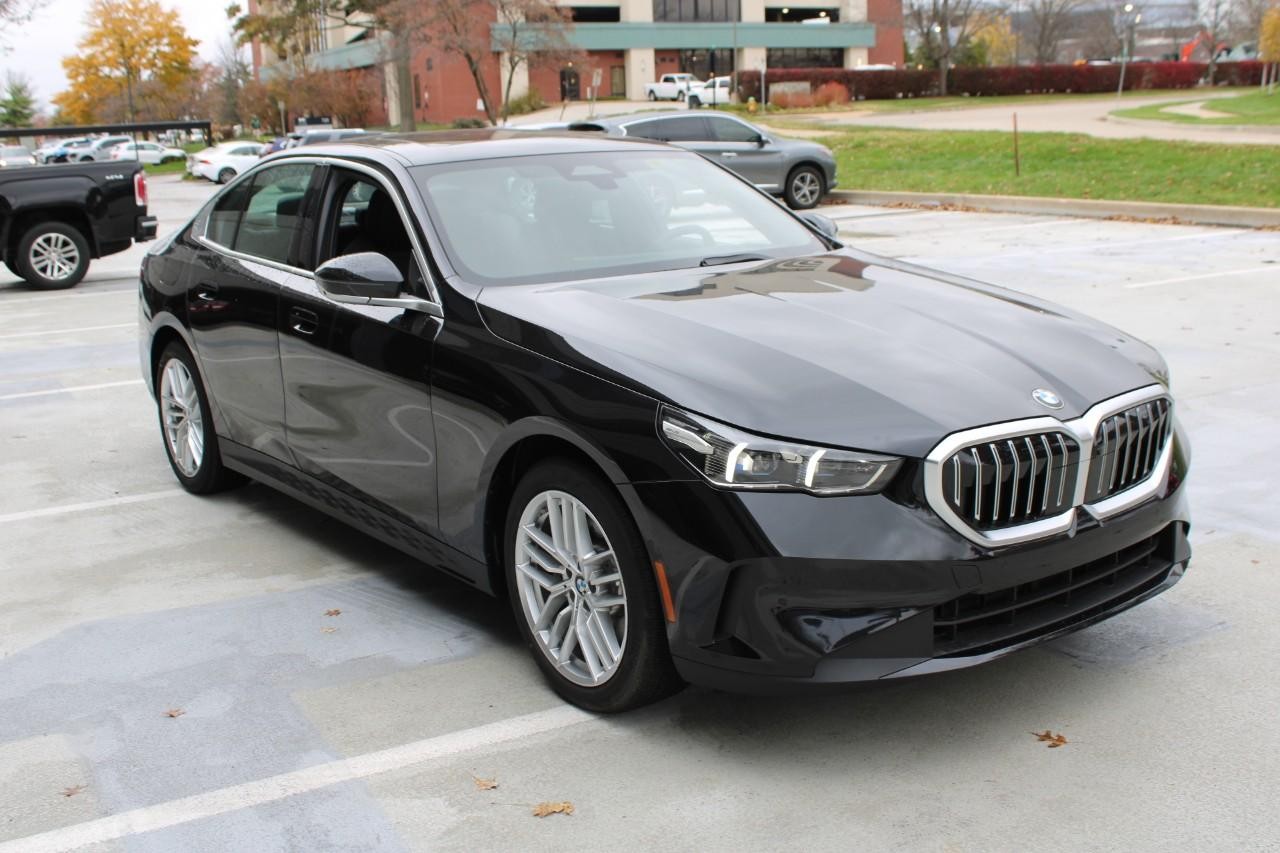 BMW 5 Series Vehicle Full-screen Gallery Image 6