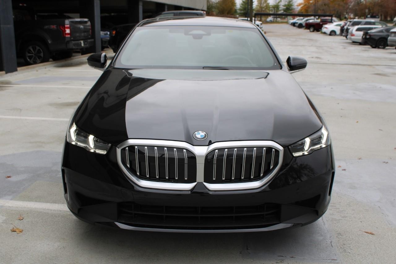 BMW 5 Series Vehicle Full-screen Gallery Image 7