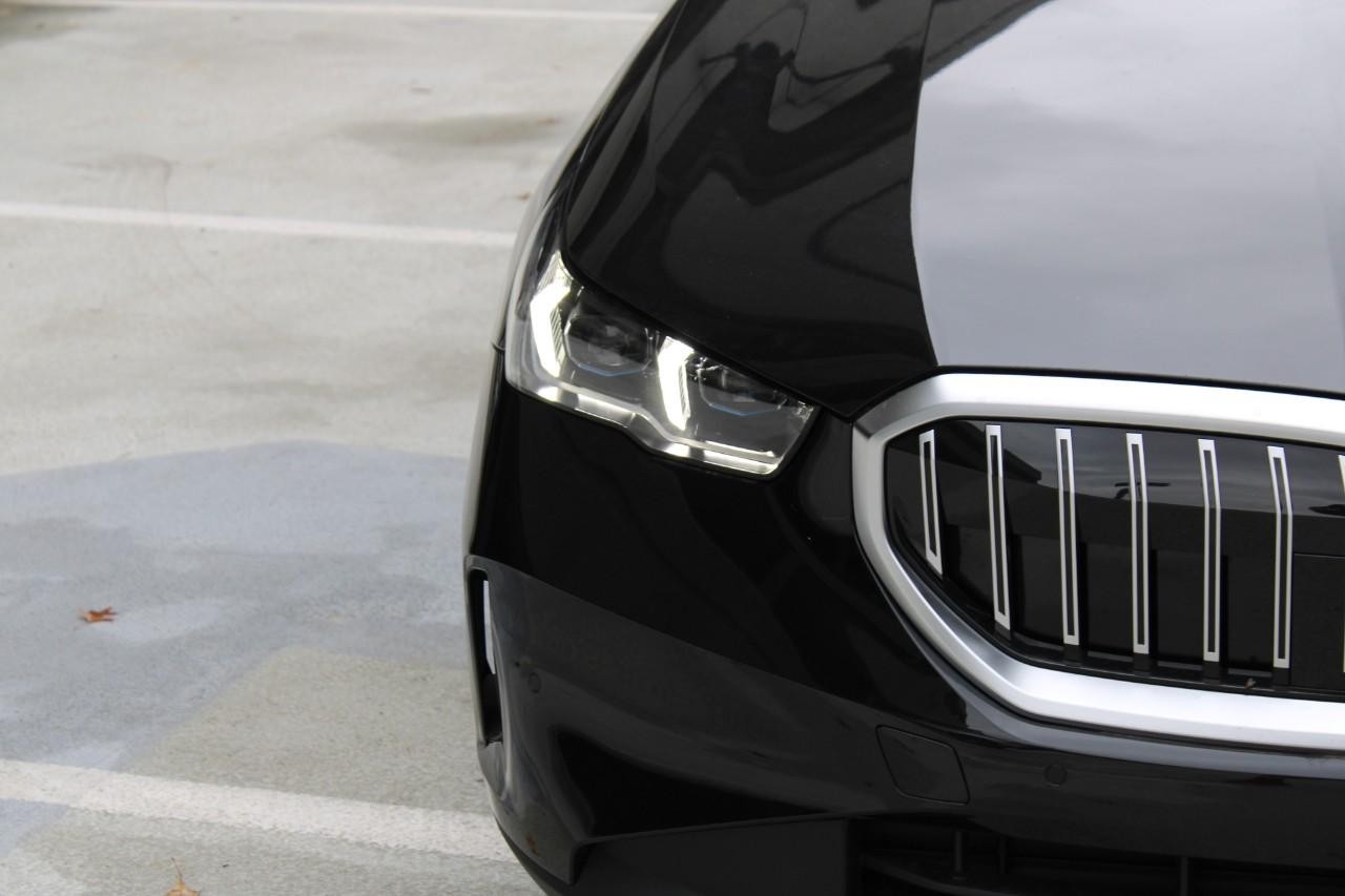 BMW 5 Series Vehicle Full-screen Gallery Image 8